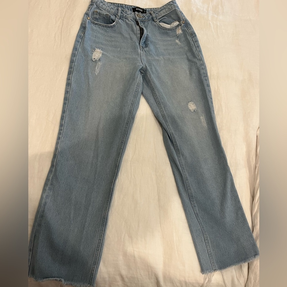 High rise straight leg light wash jeans. Size US 4.